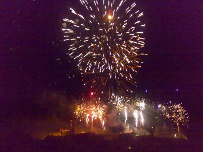 fireworks.jpg (22203 bytes)